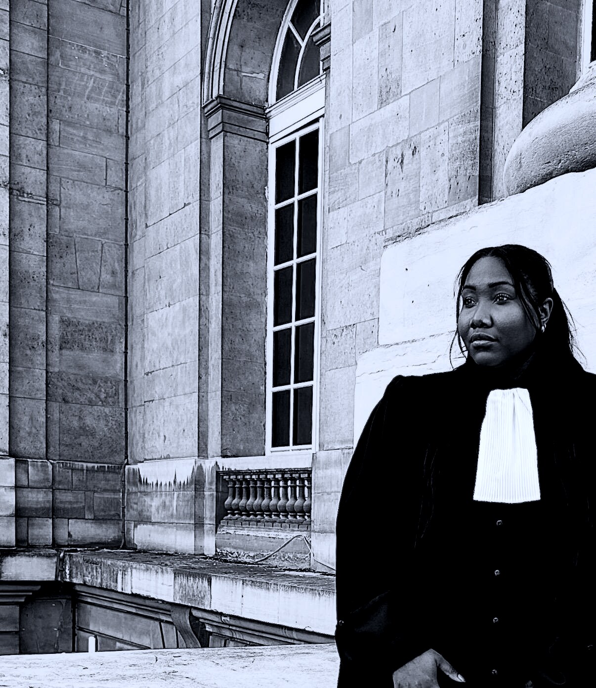 Sally El Aniou, avocate, en robe